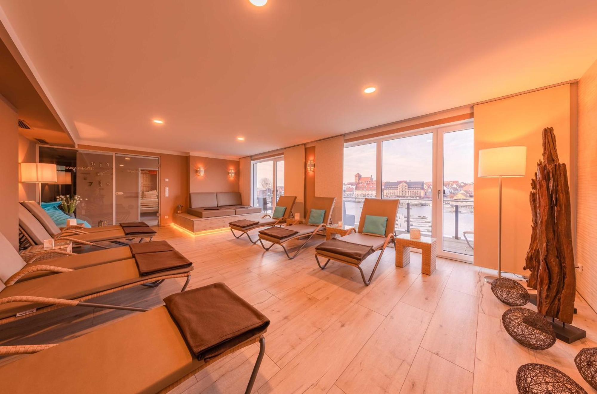 Mueritz Utkiek - Apartment Mit Seeblick & Balkon In Der Hafenresidenz Waren  Esterno foto